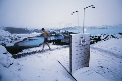 Un bañista en la Laguna Azul, en Grindavik (Islandia).