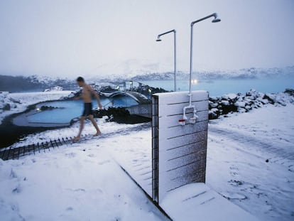 Un bañista en la Laguna Azul, en Grindavik (Islandia).