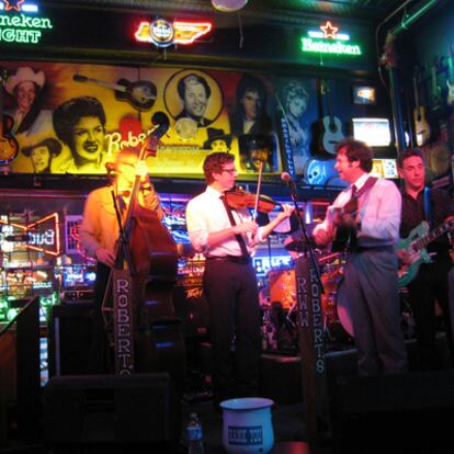 Legendario bar Robert's, donde toca la banda de <i>honky tonk </i>Brazilbilly, en Nashville (EE UU)