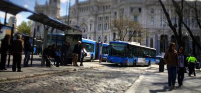 Parada de autobuses de la EMT frente al Ayuntamiento de Madrid.