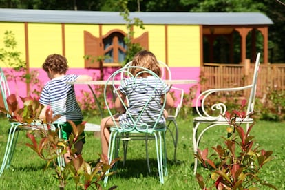 A partir de los cinco años se puede solicitar vivir la extraordinaria experiencia de dormir en cabañas de madera en la copa de un árbol, con agua corriente y electricidad, mientras que para familias con niños más pequeños recomiendan el exotismo de carromatos zíngaros. “Nosotros les llevamos el desayuno al pie del árbol en una cesta, con fruta, dulces, lo que prefieran. Y ellos suben la cesta con una cuerda, como auténticos aventureros. Es toda una experiencia dormir en un bosque, con la ventaja de encontrarnos muy cerca del parque multiaventura Hontza Extreme, en el municipio de Otxandio, para que jueguen entre árboles también. Nuestra apuesta es la vida en la naturaleza en familia”, describe Karin van Veen, directora del proyecto.