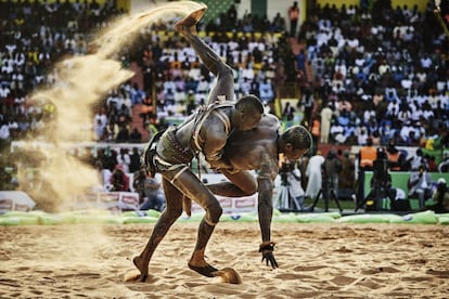 Una de las imágenes del fotógrafo Christian Bobst que han sido galardonadas con el segundo premio Stories (Historias), en la categoría de deportes. Muestra un combate de lucha libre en Dakar, Senegal, el 5 de abril de 2015.