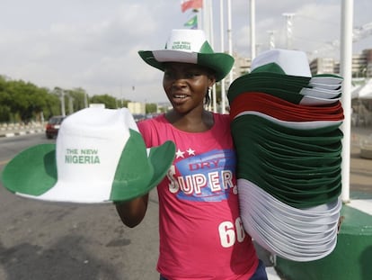 <span >Vendedora de sombreros ayer en Abuja, con motivo del relevo presidencial en el país/ of the Presidential Inauguration of former General Muhammadu Buhari, AP Photo/Sunday Alamba</span>