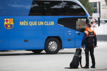 Un vigilante de seguridad, junto al autobús del F. C. Barcelona, este miércoles.