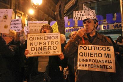 Afectados por preferentes se manifiestan en la inmediaciones de la calle Génova.