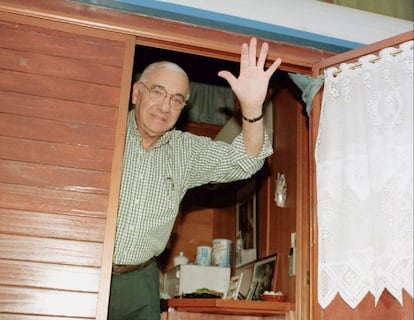 Emilio Aragón 'Miliki' saluda desde su caravana, situada en los terrenos de la antigua estación de ferrocarriles de Córdoba, en donde representó el espectáculo 'Máscaras 97' del Circo del Arte, en 1997.