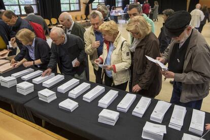 Els votants ms matiners a La Sedeta de Barcelona.