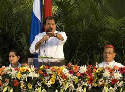 El presidente de Nicaragua, Daniel Ortega, junto al cardenal Obando durante un acto en Managua el viernes.