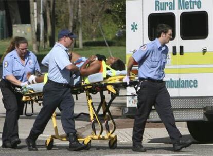El servicio de emergencia traslada a una mujer herida en el ataque.