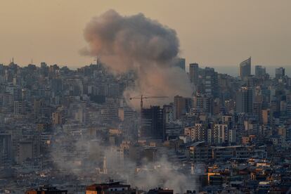 Columna de humo tras los ataques israelíes en los suburbios del sur de Beirut el 28 de septiembre.