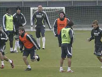 Algunos jugadores del Real Madrid, durante el entrenamiento de ayer en Valdebebas.