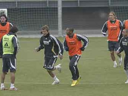 Algunos jugadores del Real Madrid, durante el entrenamiento de ayer en Valdebebas.