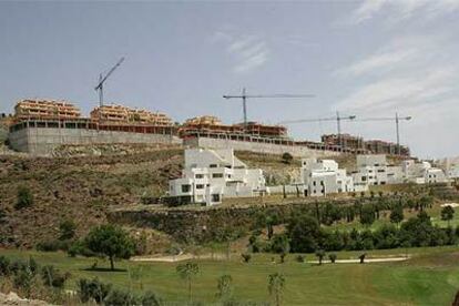 Construcción de viviendas cerca de un campo de golf en Benahavís.