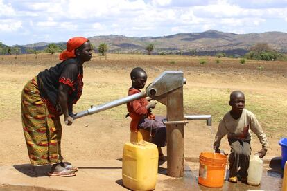 Las mujeres son las encargadas de recoger el agua en el campamento. Los pozos se reparten a lo largo de la planicie y es habitual ver a los más pequeños ayudando a sus madres y hermanas.