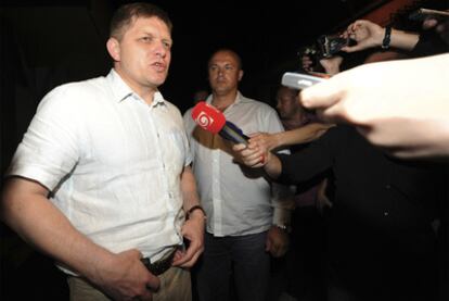 El primer ministro Robert Fico conversa con periodistas a su llegada al centro de seguimiento de los resultados electorales.