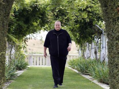 Kim Dotcom pasea por el jard&iacute;n de su mansi&oacute;n en Nueva Zelanda.