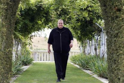 Kim Dotcom pasea por el jard&iacute;n de su mansi&oacute;n en Nueva Zelanda.