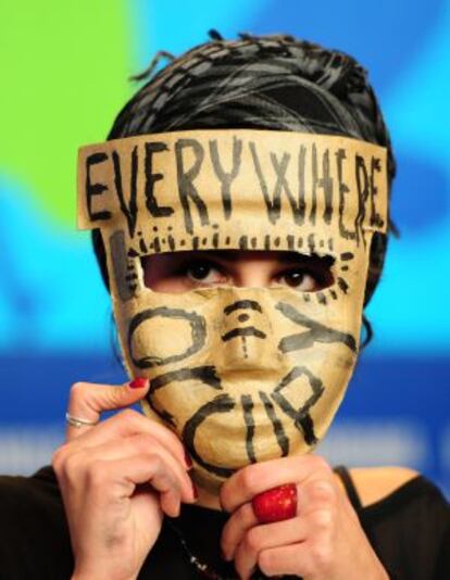 La actriz Isabel Vendrell Cortes sujeta una máscara durante la presentación ante la prensa del documental 'Indignados'.