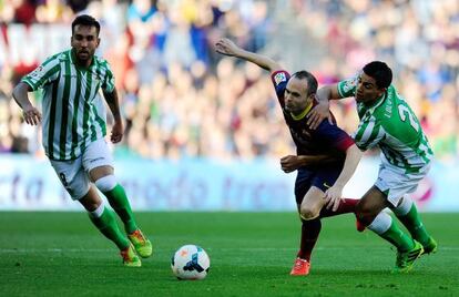 Iniesta tenta escapar de Lolo Reyes e Nono.