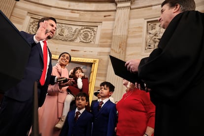 J. D. Vance jura su cargo como vicepresidente mientras su esposa, Usha Vance, y su familia observan la ceremonia.