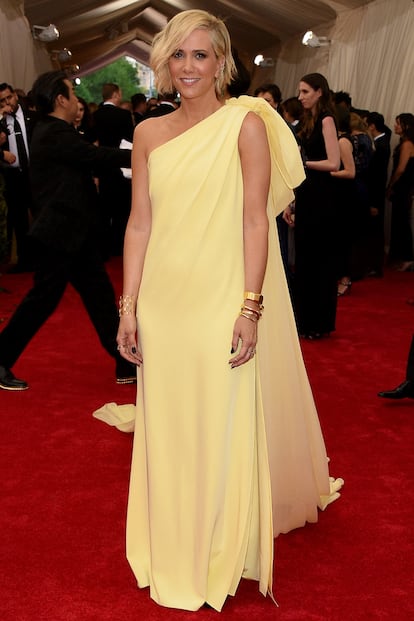 Sin miedo a las supersticiones Kristen Wiig eligió el amarillo palo de este diseño de Prabal Gurung.