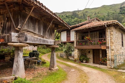Un hórreo en el pueblo de Espinaredo, en la sierra del Bedular (Asturias).