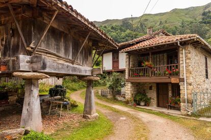 Un hórreo en el pueblo de Espinaredo, en la sierra del Bedular (Asturias).