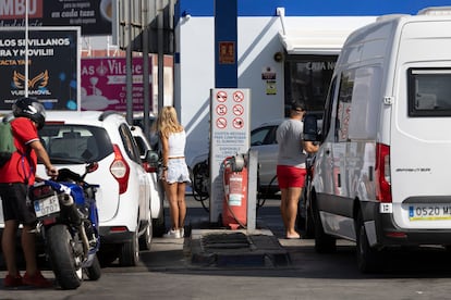 Varias personas reponen carburante en una estación de servicio de Sevilla, este miércoles.