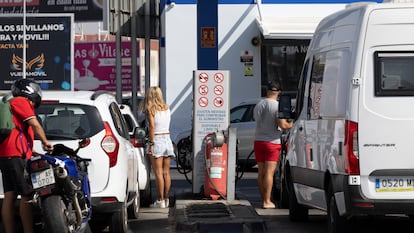 Varias personas reponen carburante en una estación de servicio de Sevilla, este miércoles.