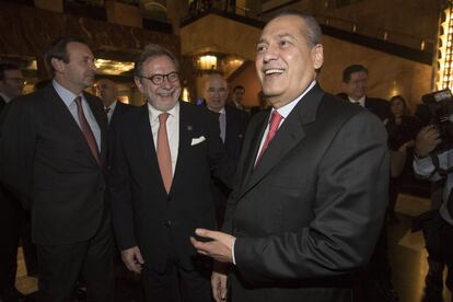 El presidente del Grupo PRISA, Juan Luis Cebrián (i) y el político Manlio Fabio Beltrones (d).
