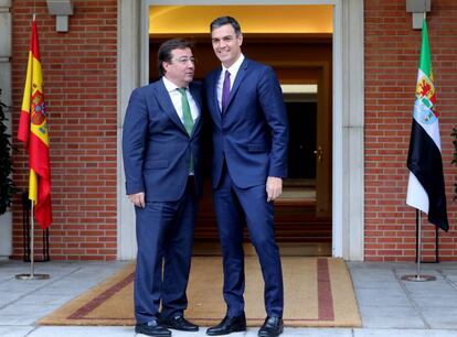 Pedro Sánchez con el presidente extremeño, Guillermo Fernández Vara, en La Moncloa. 
