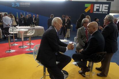 Empresarios charlan durante el Segundo Foro Ibérico Empresarial celebrado esta semana en Badajoz.