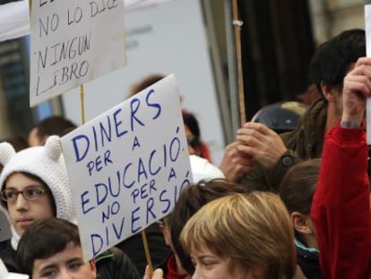 Algunos de los alumnos del colegio Luis Vives que protestaron cortando la calle Cuenca, ayer, en Valencia.