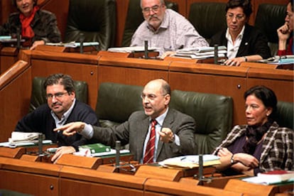 Rodolfo Ares gesticula desde su escaño durante su enfrentamiento con Atutxa.