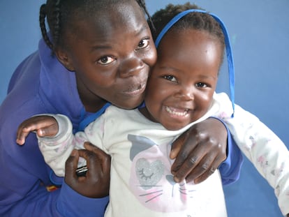 Claire Banda y su hija Joyce, en actitud sonriente en la ONG Special Hope Network en Lusaka (Zambia).