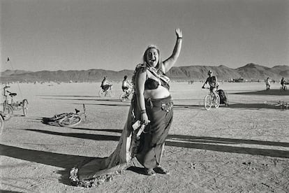 La reina de un concurso de belleza en Nevada (Estados Unidos) saluda a cámara.