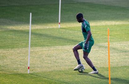 La plantilla del Elche, equipo que milita en Segunda, se negó a entrenar este miércoles. El motivo es un ERTE planteado por el club en abril que reduce el sueldo un 70% a más de 100 trabajadores. Por ahora, las negociaciones entre jugadores y directiva continúan.