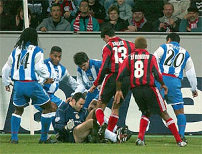 Los jugadores del Deportivo rodean a Molina, que retiene el balón bajo sus piernas, ante la presencia de Ballack y Ze Roberto.