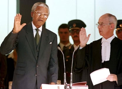 O veterano líder da luta contra o 'apartheid' Nelson Mandela jura seu cargo como presidente da África do Sul em maio de 1999 em Pretória.