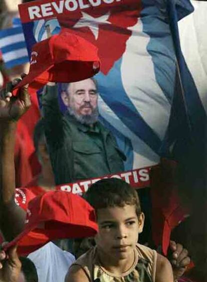 Un cubano ante una foto de Fidel Castro durante la manifestación de ayer en La Habana.