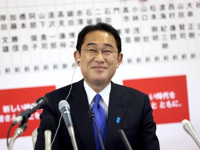 El primer ministro japonés, Fumio Kishida, sonríe durante una rueda de prensa tras el cierre de los colegios electorales en las elecciones parlamentarias niponas celebradas este domingo