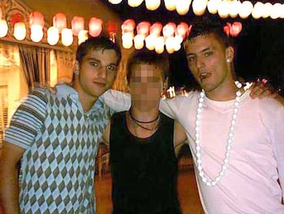 Miguel Carcaño, el presunto asesino de Marta, con otros dos detenidos