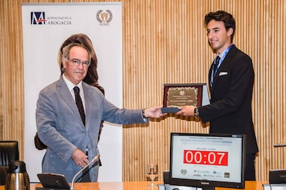 El ganador, Miguel García martínez, recibe el premio de manos de Joaquín García-Romanillos, vocal de la Mutualidad Española de la Abogacía.