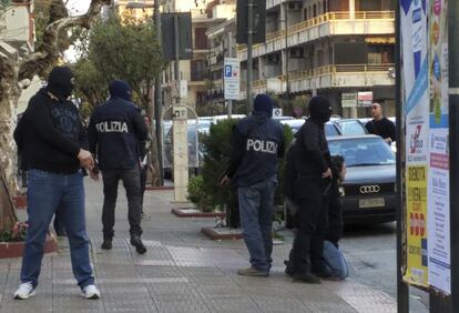 Varios policías rodean al detenido, de rodillas, el sábado en Bellizi.