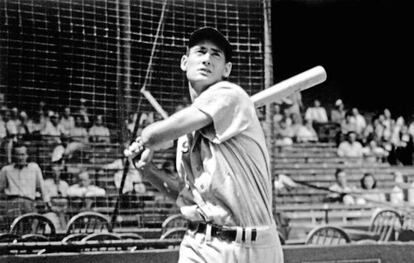 Entre los años cuarenta y sesenta, el bateador Ted Williams (a la izquierda, en 1941) fue el favorito de los fans. Aunque, se quejaban estos, no tenía quién le lanzara pelotas con categorías. En cuando dejó los Sox, el equipo se llenó de grandes lanzadores.