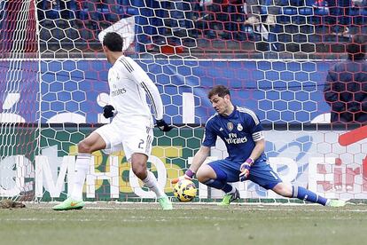 El guardameta del Real Madrid Iker Casillas intenta salvar un balón en su portería.