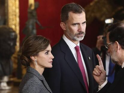Els Reis conversen amb el president del Govern, Mariano Rajoy, acompanyat de la seva esposa Elvira Fernández.