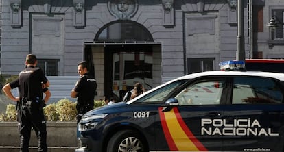 Un coche de la Policía Nacional en la Puerta del Sol, en una imagen de archivo.