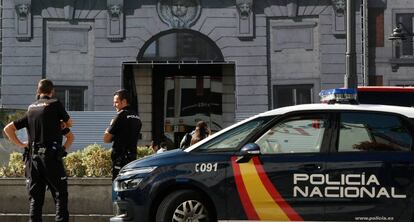 Un coche de la Policía Nacional en la Puerta del Sol, en una imagen de archivo.