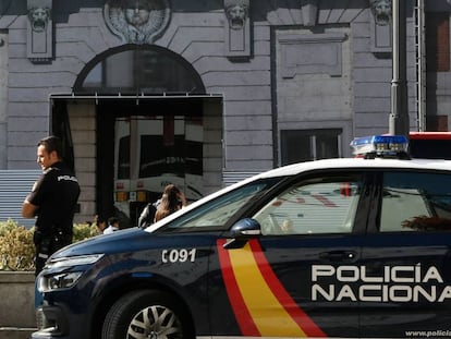 Un coche de la Policía Nacional en la Puerta del Sol, en una imagen de archivo.